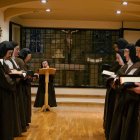 Las monjas, como las carmelitas, rezan por el mundo en el que viven