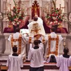 La celebración «ad orientem» refuerza el papel del sacerdote como guía de la comunidad, sostiene Eric Simmons.