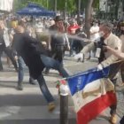 Algunos radicales intentan agredir a los fieles católicos mientras un policía intenta dispersarlos