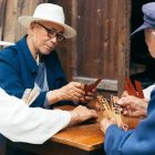 Unos ancianos chinos juegan - para 2050 tres de cada cuatro chinos serán mayores de 60 años si no crece mucho la natalidad