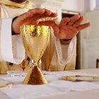 La liturgia que el sacerdote celebra en la tierra es la misma que se celebra en el Cielo. Foto: Lia Mendoza / Cathopic.com