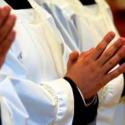 Para la mayoría de personas, la experiencia en el trato con sacerdotes se traduce en un profundo agradecimiento a ellos... y a Dios por ellos. Foto: Esimrothlc / Cathopic.com