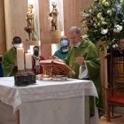 El padre Kelly en la misa de sanación en la parroquia de San Dámaso, acompañado de algunos sacerdotes y diáconos de Madrid