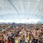 Casi una cuarta parte de los católicos iberoamericanos son carismáticos, una fuerza que está frenando la caída de fieles. En la foto, una congregación  católica de Cançao Nova en Brasil, en 2017.