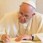 En un nuevo motu proprio publicado este 15 de febrero, el Papa Francisco pretende conceder una mayor "sana descentralización" a las decisiones de las iglesias locales y conferencias episcopales (Portada: Vatican News).