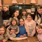 Josep y María, con sus nueve hijos (los ocho primeros, chicas), después de que la madre recibiera el alta.