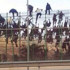 El hundimiento demográfico europeo coincide con una explosión demográfica africana. En la imagen, uno de los periódicos y violentos asaltos de inmigrantes ilegales a la valla de Melilla.