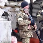 Militares ucranianos en una posición defensiva tras la invasión rusa. Foto: Captura VOA News.