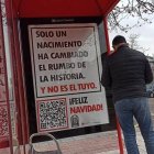 Un hombre frente a la marquesina con el anuncio de la ACdP - un nacimiento que sí cambia el mundo