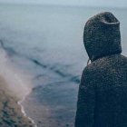 Joven encapuchado - Conferencia Episcopal usa esta imagen en su comunicado sobre abusos - pasan 30 años de media hasta que se denuncian