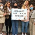 Voluntarias de 40 días por la Vida que rezan ante la clínica abortista Dator en Madrid