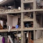 Así quedó la parroquia tras la explosión. En la imagen se puede ver al padre Matías, atrapado en una de las plantas del edificio