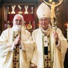 Goodall, ya como sacerdote católico, junto al cardenal Nichols