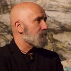 Xavier Bartumeus, pintor y escultor, en 2021, posando en su exposición sobre el Infierno de Dante - El Infierno es estar lejos de Dios, explicaba