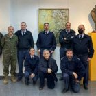 El "páter" Ángel Belinchón, de rodillas, junto a algunos de los visitantes a la exposición y su cuadro "Virgen de Loreto".