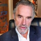 Jordan Peterson consigue, con sus charlas y entrevistas en internet, cientos de miles de visionados: un aula virtual mundial que ha catapultado su figura al tiempo que el «establishment» académico y mediático canadiense buscaba su ostracismo.