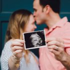 La realidad que hace posible el negocio de los vientres de alquiler no tiene en cuenta ni a la madre portadora ni al niño. Foto (contextual): Kelly Sikkema / Unsplash.