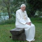 Este año, el Papa más longevo de la historia de la Iglesia no celebrará su 95 años por coincidir con el Sábado Santo, pero ya ha recibido numerosas visitas: entre ellas, la del Papa Francisco.