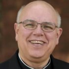 Tras el fallecimiento de su mujer, Lawrence tuvo una llamada al diaconado que le llevó al sacerdocio teniendo decenas de nietos y bisnietos.