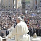 Francisco, ante una multitud de 50.000 fieles que se acudieron a la celebración de la Misa de Pascua de este domingo.