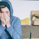 Adrián es uno de los miles de estafados por la industria de género, y la única solución que le ofreció el personal sanitario a su esquizofrenia y a los abusos sufridos durante la infancia fue el cambio de género (imagen Christian Erfurt/Unsplash).