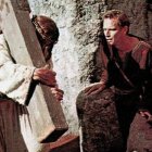Charlton Heston ve pasar a Jesús camino del Calvario en 'Ben Hur' (1959) de William Wyler.