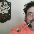 James Spahn en la cocina de su casa, con su pipa y el cartel de El Poney Pisador, la taberna de El Señor de los Anillos