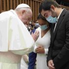 El Papa Francisco reza con un matrimonio joven en una audiencia - acaba de publicar una Carta para los Matrimonios