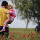 El padre es fortaleza, refugio, seguridad, dirección, amor sacrificado: virtudes que ataca en él la cultura dominante. Foto: Juliane Liebarmann / Unsplash.