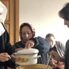 La religiosa benedictina no tenía pensado ir a la estación pero sintió que debía hacerlo: así salvó a esta familia desesperada por la guerra de Ucrania.
