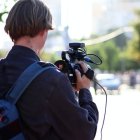 En el trabajo periodístico hay numerosas ocasiones y temáticas en las que la fe puede dejar huella... pero muchos dejan pasar la oportunidad. Foto: Jana Shnipelson / Unsplash.