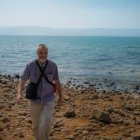 Dionisio Romero, autor de "El rosario como escala celestial", en el lago Tiberiades (Jerusalén) durante el rodaje del documental del Sagrado Mantel de Coria.