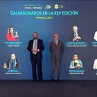 Alfonso Bullón de Mendoza, presidente de la Fundación Universitaria San Pablo CEU, con Javier Tello, su director general, durante la entrega de premios que se realizó de manera telemática.
