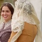 Mantillas, trajes y chismorreos a la entrada de misa... pero luego Dios llama y todo cobra otro color para Petra de San José