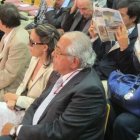 Morín y su esposa y socia en el juicio de 2012, con muchos otros acusados de abortos ilegales y falsificación de informes que tratan de taparse la cara