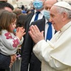 Francisco compartió unos momentos con los fieles presentes en la última Audiencia General del año. Foto: Vatican News.
