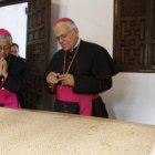 El prefecto de la Congregación para el Clero, Lazzaro You Heung Sik y el obispo de Córdoba Demetrio Fernández visitaron la casa de San Juan de Ávila durante la mañana de este 10 de mayo.