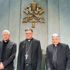 De izquierda a derecha, Ghirlanda, Mellino y Semeraro al presentar Praedicate Evangelium en la Sala de Prensa Vaticana