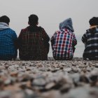 Lo que se está transmitiendo a los adolescentes les aleja de Dios, y por tanto de una explicación de la vida y del universo y de la posibilidad de una felicidad que no se acabe. Foto: Amir Hosseini / Unsplash.