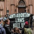 Abortistas atacando una iglesia.