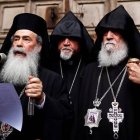 Líderes armenios y griegos ante el Santo Sepulcro de Jerusalén... el juego La Misión nos cuenta su historia