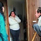 Estelle y Jeanne-Elisabeth hablando con una vecina durante su peregrinación