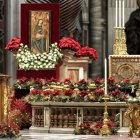 María nos sonríe para invitarnos a seguir a Jesús, que nunca defrauda, dijo Francisco en su homilía de fin de año. Foto: Vatican News.