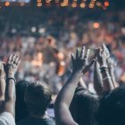 La oración carismática es alegre y extrovertida... pero también lleva a formarse en la fe con libros y revistas