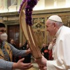 El Papa Francisco anuncia que este junio visitará a los indígenas de Canadá, meses después de la difusión del bulo de un probadamente falso "genocidio católico" en la escuela de Kamloops.