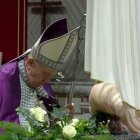 El Papa se inclina ante la imagen de la Virgen de Fátima antes de leer la consagración de Rusia y Ucrania al Inmaculado Corazón