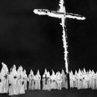 Tenida del Ku Klux Klan en Tennessee en 1948. La organización se caracterizaba por su odio a negros, judíos y católicos.