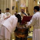 Ailyn recibió el bautismo en la catedral de la Almudena de Madrid en la pasada Vigilia Pascual / Fotos: Luis Millán