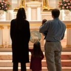 La oración en familia es el principio de la educación en la fe, porque la practica y da testimonio de ella.