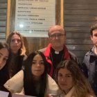El obispo de Alicante, Munilla, con jóvenes de 40 Días por la Vida que rezan ante el abortorio local